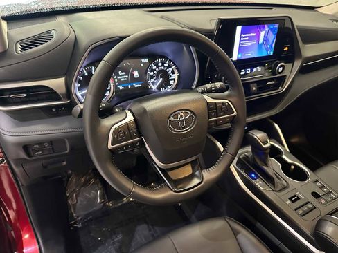 Certified 2025 Toyota Highlander XLE AWD/4WD image 2
