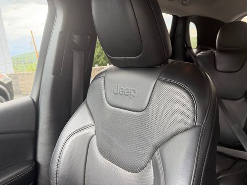 Used 2019 Jeep Cherokee Limited AWD/4WD image 20