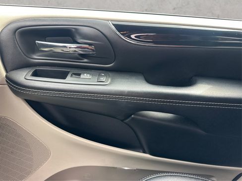 Used 2019 Dodge Grand Caravan SXT FWD image 29