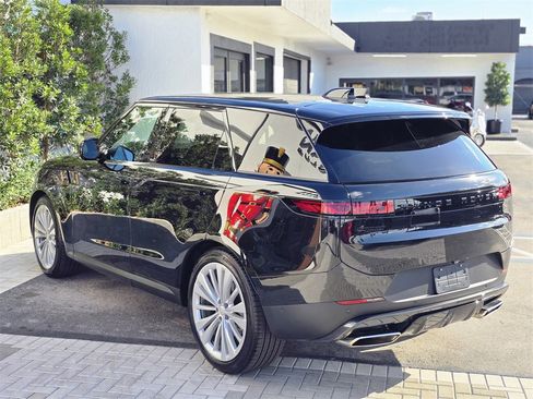 Used 2024 Land Rover Range Rover Sport SE image 3