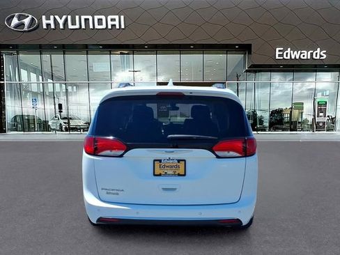 Used 2019 Chrysler Pacifica Touring-L FWD image 8