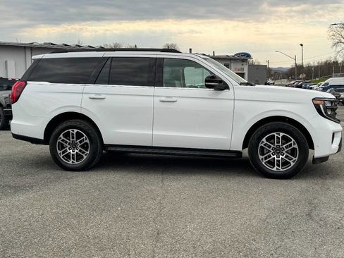 Used 2025 Ford Expedition Active AWD/4WD image 2