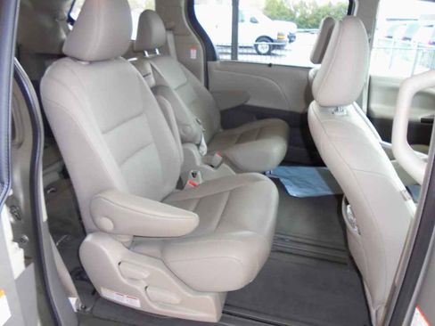 Used 2017 Toyota Sienna XLE Premium image 10