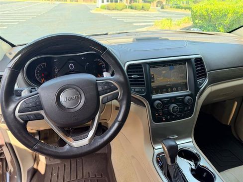 Used 2017 Jeep Grand Cherokee Overland AWD/4WD image 10