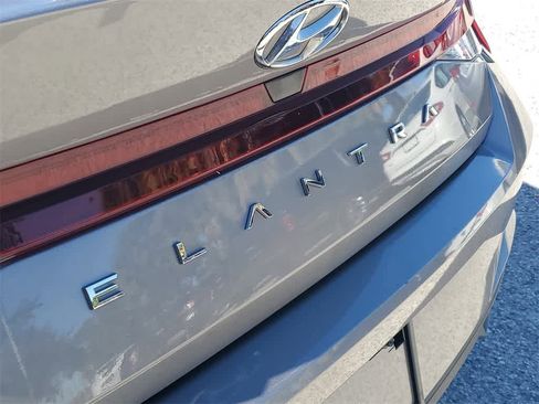 Used 2023 Hyundai Elantra SE image 6