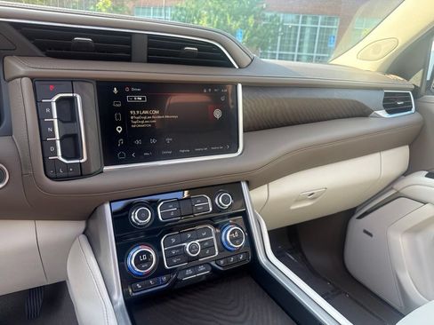 Used 2024 GMC Yukon XL Denali w/ Denali Reserve Package AWD/4WD image 22