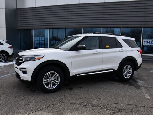 Used 2022 Ford Explorer XLT w/ Equipment Group 202A image 2