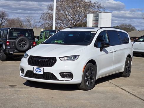 New 2026 Chrysler Pacifica Limited image 2