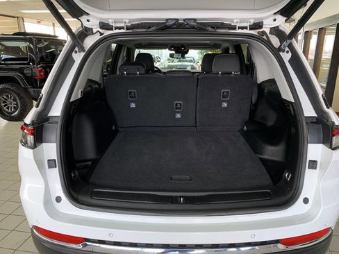 Used 2023 Jeep Grand Cherokee Laredo w/ Luxury Tech Group I image 7