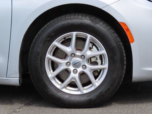 Used 2024 Chrysler Pacifica Touring-L FWD image 13