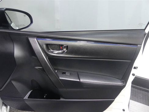 Used 2018 Toyota Corolla SE FWD image 18
