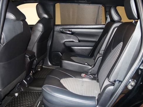 Used 2023 Toyota Highlander L image 49