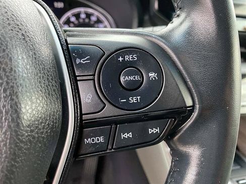 Used 2022 Toyota Venza LE image 18