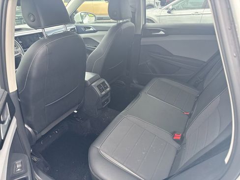 Used 2023 Volkswagen Taos SE w/ Panoramic Sunroof Package FWD image 16