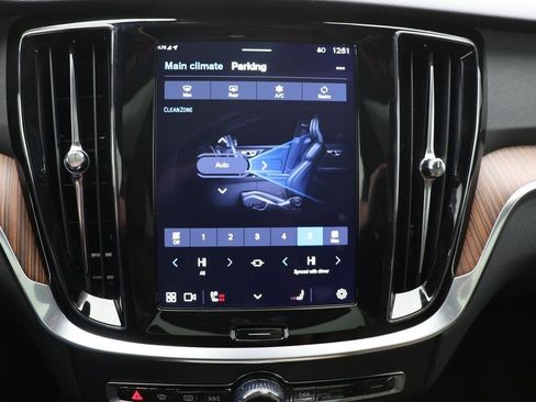 Used 2025 Volvo V60 B5 Cross Country Plus image 24