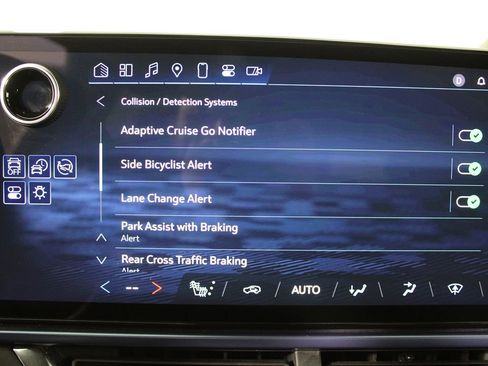 Used 2025 Chevrolet Equinox EV LT w/ Convenience Package image 18