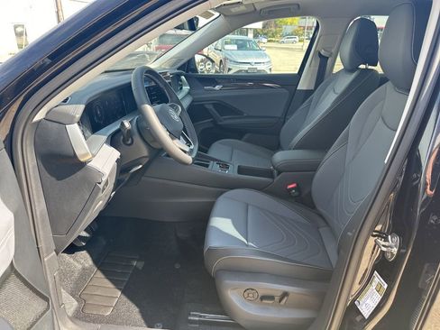 New 2025 Volkswagen Tiguan SE image 9