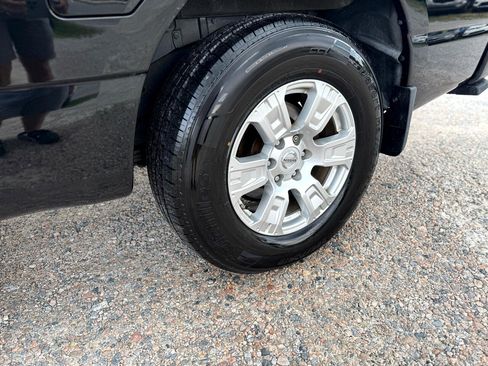 Used 2018 Nissan Titan SV w/ SV Convenience Package image 9