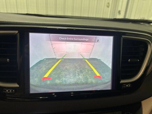 Used 2024 Chrysler Pacifica Touring-L FWD image 29