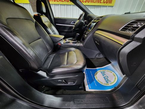 Used 2018 Ford Explorer XLT w/ Equipment Group 202A AWD/4WD image 30