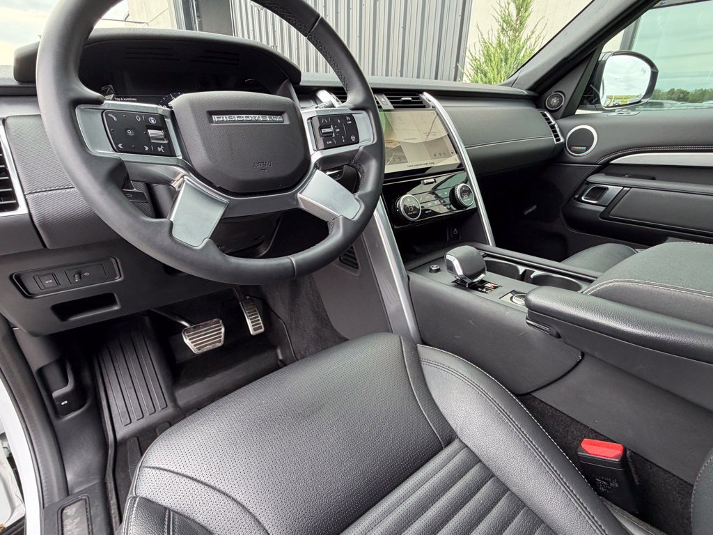 Used 2024 Land Rover Discovery Dynamic SE AWD/4WD image 12