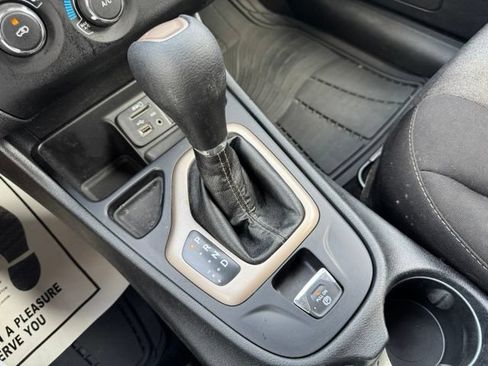 Used 2017 Jeep Cherokee Sport FWD image 28