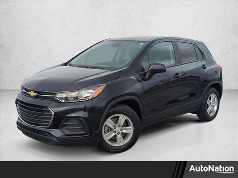 Used 2022 Chevrolet Trax LS w/ Tint and Cruise Package image 1
