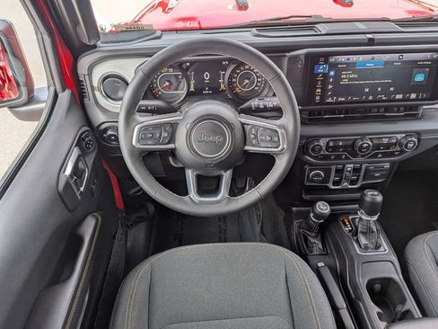 Used 2025 Jeep Wrangler Unlimited Sahara AWD/4WD image 15