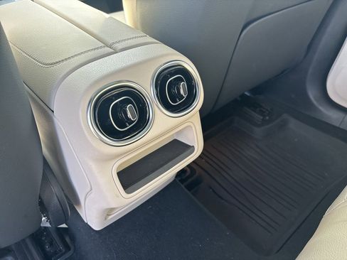 Used 2024 Mercedes-Benz GLC 300 4MATIC image 18