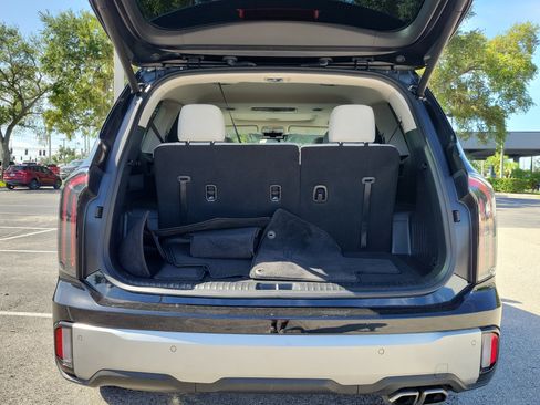 Used 2024 Kia Telluride EX w/ EX Captain's Chair Package FWD image 9