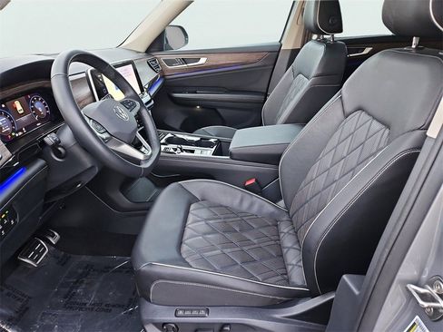 Used 2025 Volkswagen Atlas SEL Premium R-Line image 38