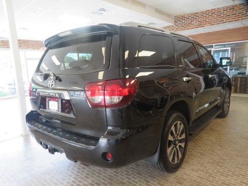 Used 2020 Toyota Sequoia Limited w/ Safety & Convenience Package AWD/4WD image 4
