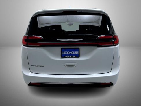 Used 2022 Chrysler Pacifica Touring-L FWD image 6
