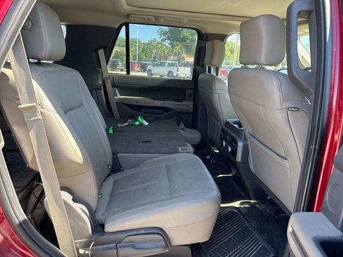 Used 2018 Ford Expedition XLT w/ Equipment Group 202A AWD/4WD image 6