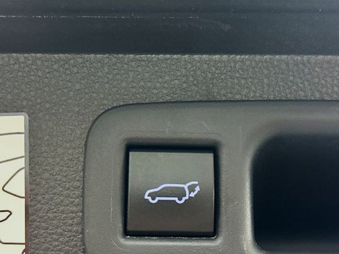 Used 2021 Toyota Highlander Limited FWD image 31