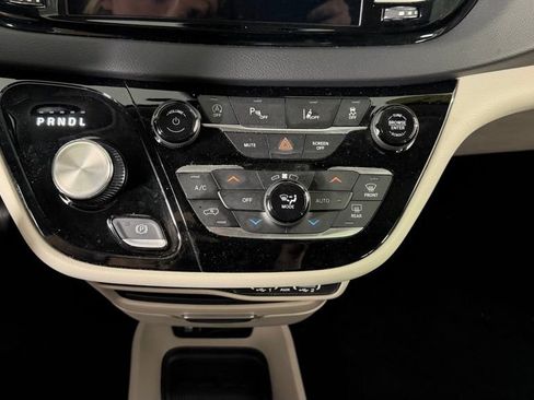 Used 2023 Chrysler Pacifica Touring-L FWD image 24