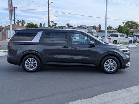 Used 2023 Kia Carnival LX image 4