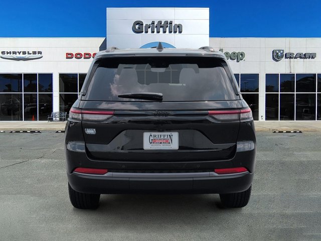 Used 2026 Jeep Grand Cherokee Altitude RWD image 8