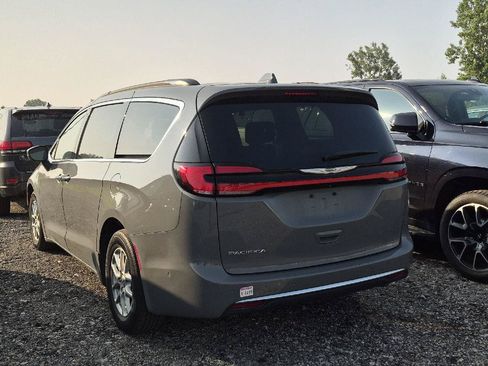 Used 2022 Chrysler Pacifica Touring-L w/ Uconnect Theater Family Group FWD image 2