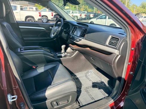 Used 2018 Toyota Highlander XLE AWD/4WD image 27