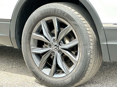 Used 2022 Volkswagen Tiguan SE AWD/4WD image 11
