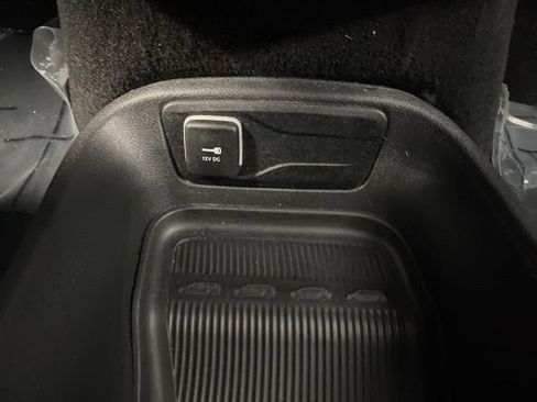 Used 2025 Chrysler Pacifica Select image 49