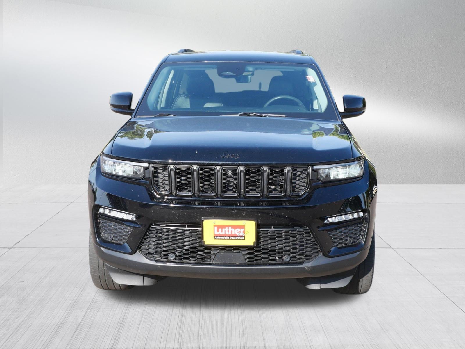 Used 2023 Jeep Grand Cherokee Limited w/ Luxury Tech Group II AWD/4WD image 2