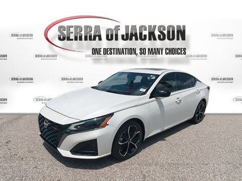 Used 2024 Nissan Altima 2.5 SR w/ SR Premium Package FWD image 5
