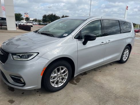 Used 2024 Chrysler Pacifica Touring-L FWD image 27