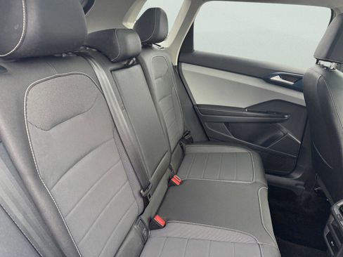 Used 2024 Volkswagen Taos SE w/ Panoramic Sunroof Package image 11