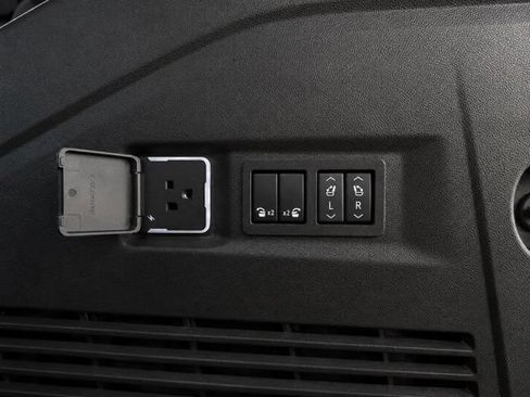 Used 2025 GMC Yukon Denali w/ Sun & Power Step Package AWD/4WD image 15