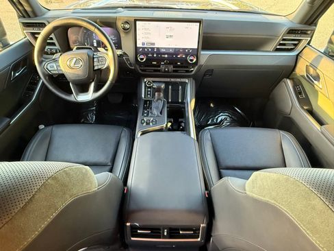 Used 2025 Lexus GX 550 image 32