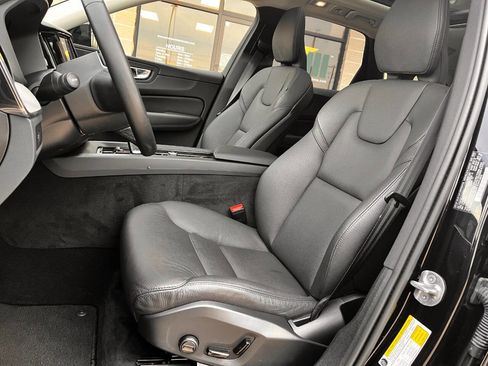 Used 2025 Volvo XC60 B5 Plus image 9