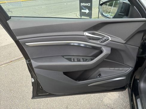 Used 2019 Audi e-tron Premium Plus image 39